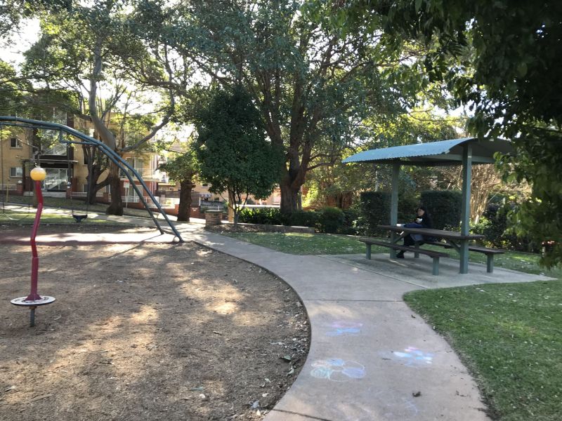 Picnic table setting 